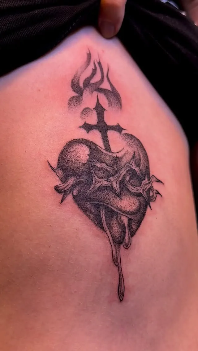 Tatuaje blackwork de un sagrado corazón realizado por CURE