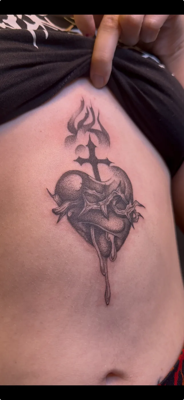 Tatuaje blackwork realizado en CUREINK, estudio de tatuaje en Avilés