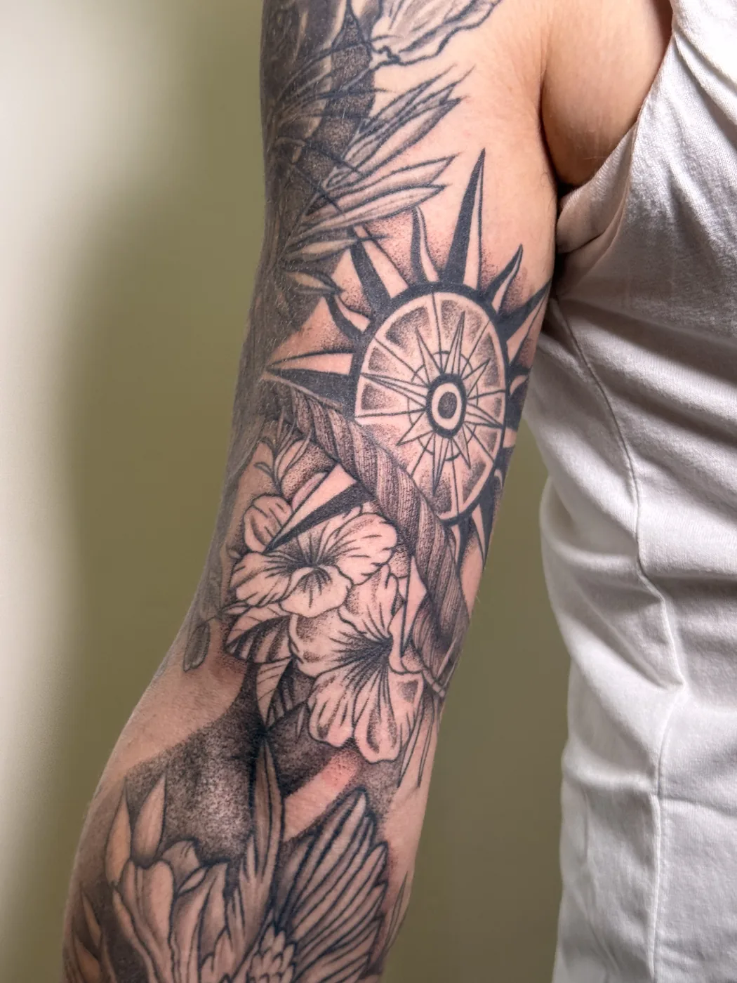 Tatuaje blackwork realizado en CUREINK, estudio de tatuaje en Avilés