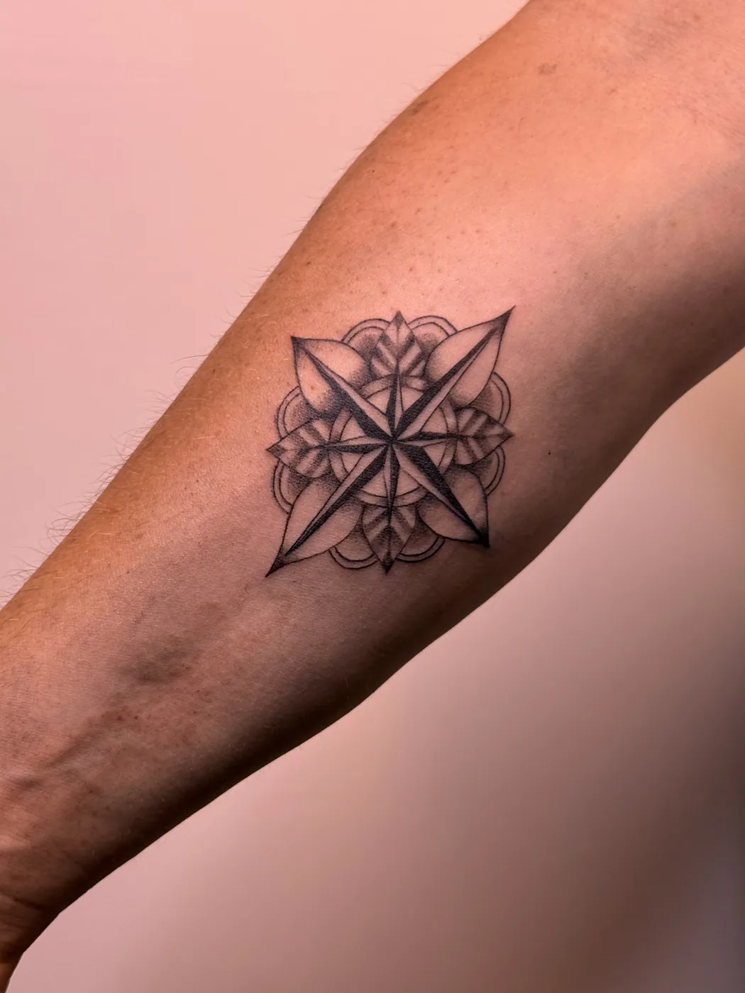 Tatuaje blackwork realizado en CUREINK, estudio de tatuaje en Avilés