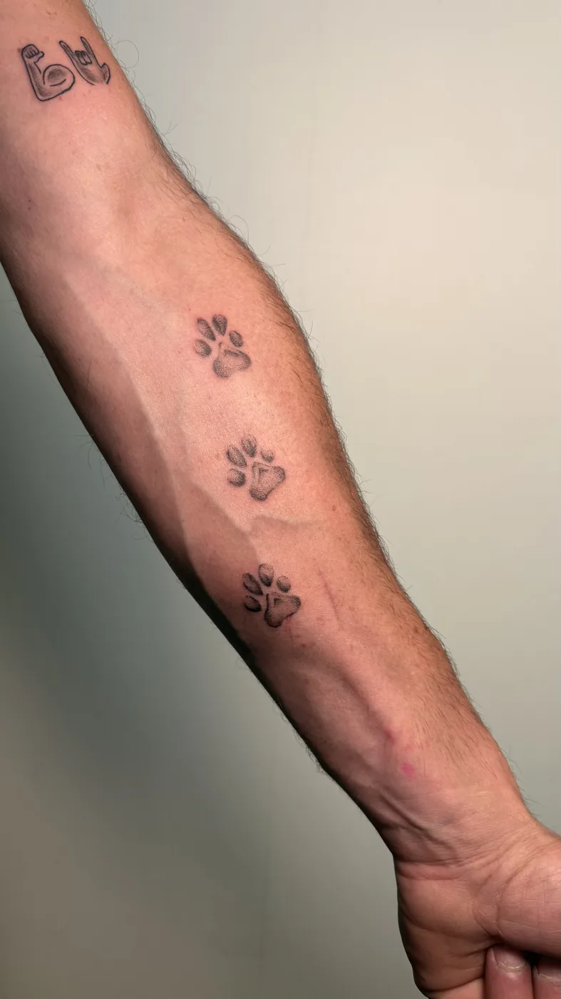Tatuaje blackwork realizado en CUREINK, estudio de tatuaje en Avilés