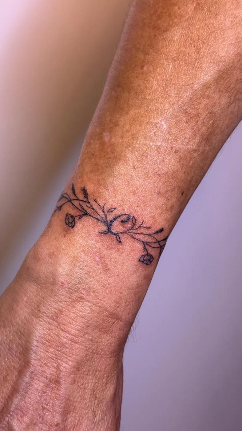 Tatuaje blackwork realizado en CUREINK, estudio de tatuaje en Avilés