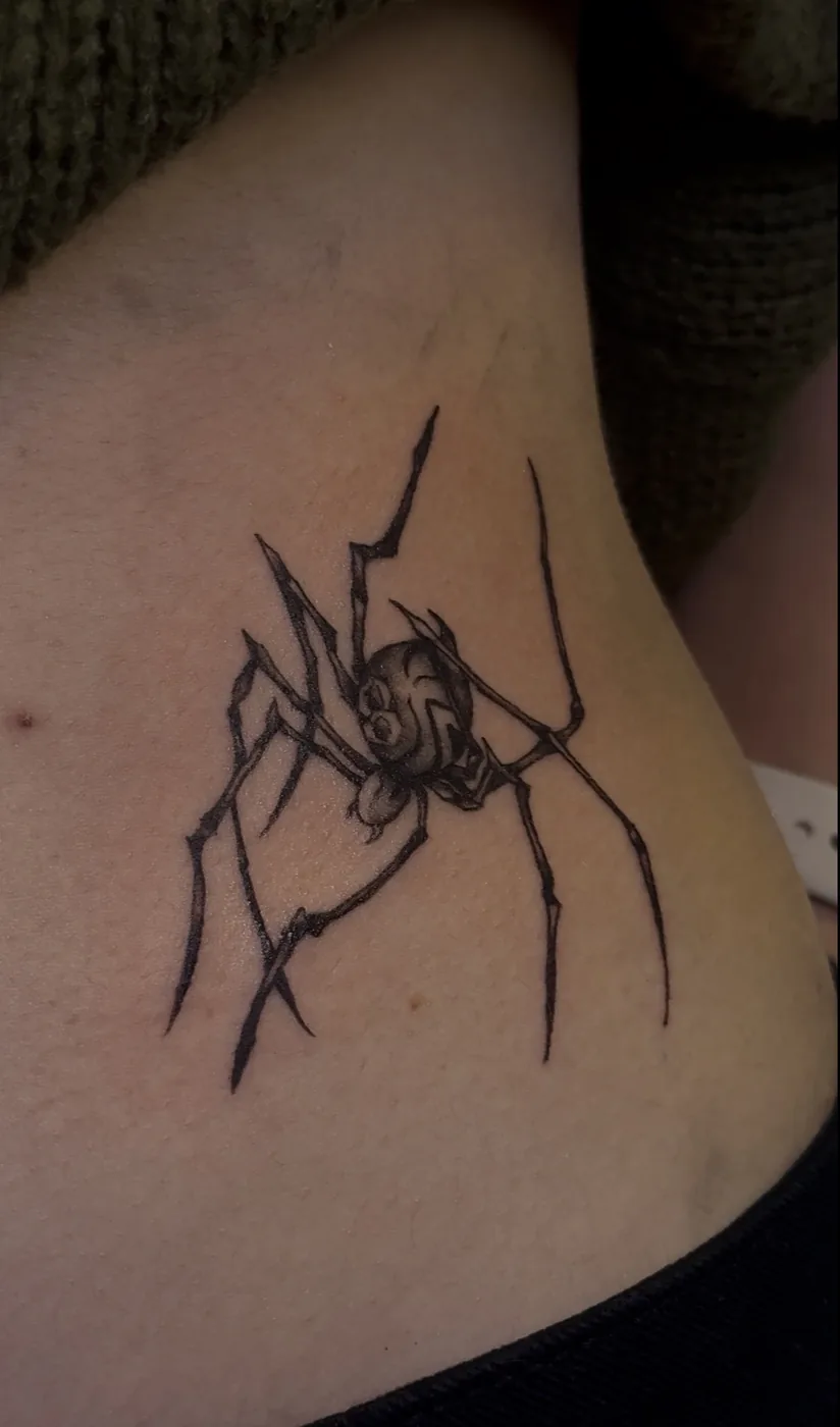 Tatuaje blackwork realizado en CUREINK, estudio de tatuaje en Avilés