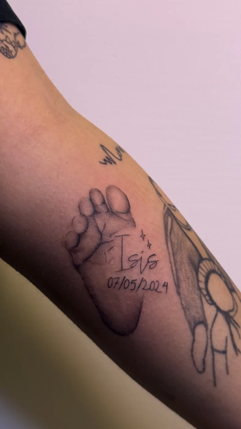 Tatuaje blackwork realizado en CUREINK, estudio de tatuaje en Avilés