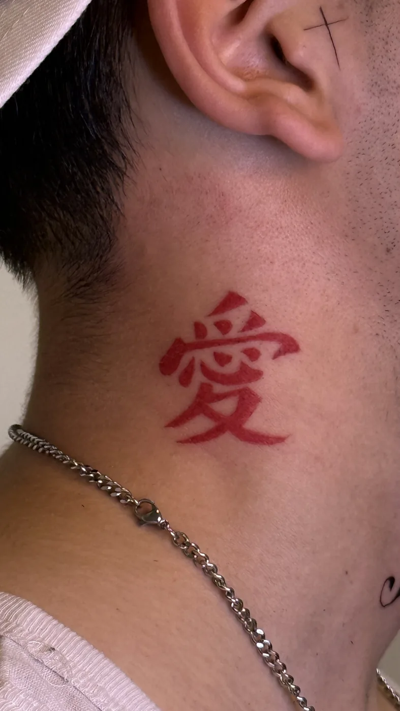 Tatuaje blackwork realizado en CUREINK, estudio de tatuaje en Avilés